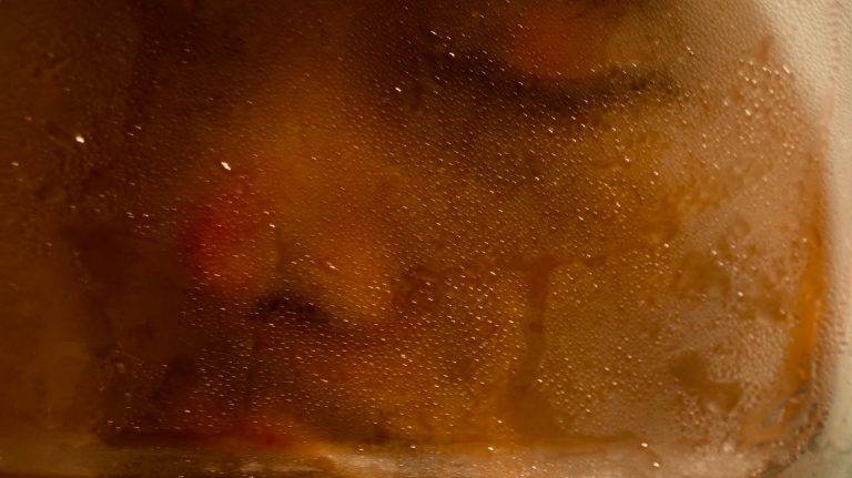 Visage avec goutte d'eau