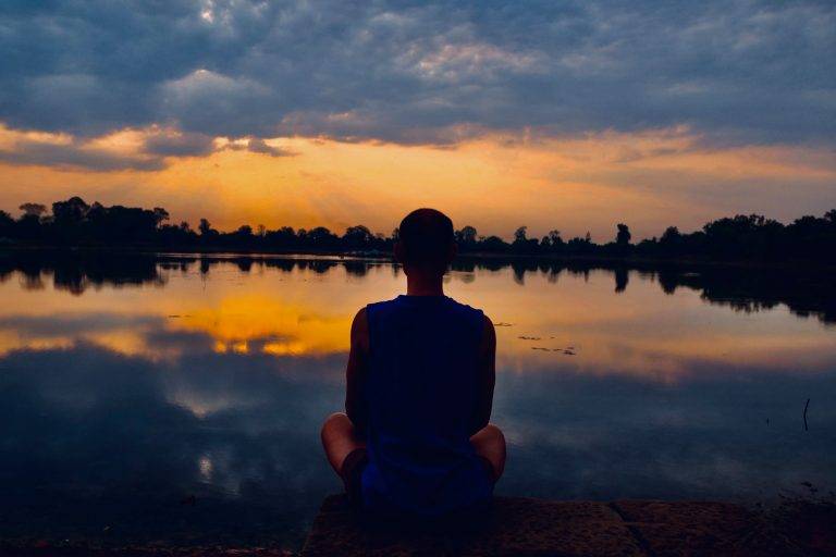 Personne au bord d'un Lac