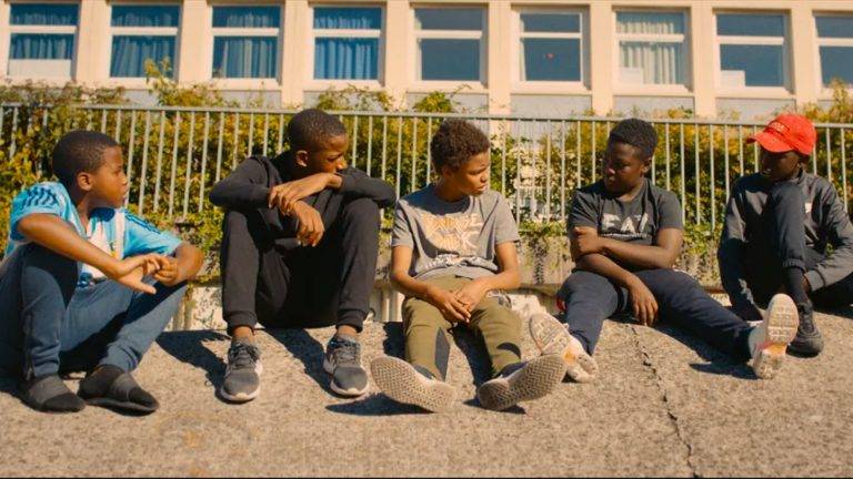 enfants assi qui discutent