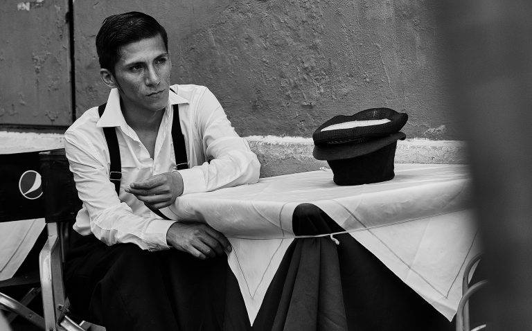 homme en chemise assis