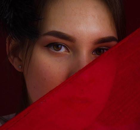 la dame à la cape rouge